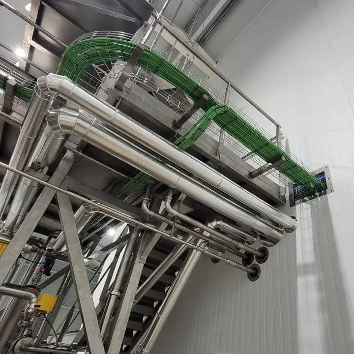 Imagen de un equipo de profesionales trabajando en una instalación eléctrica industrial en Barcelona, asegurando un sistema seguro y eficiente. Expertos en soluciones eléctricas para industrias y polígonos en toda Cataluña.