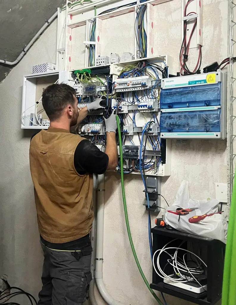 Imagen de un equipo de profesionales trabajando en una instalación eléctrica industrial en Barcelona, asegurando un sistema seguro y eficiente. Expertos en soluciones eléctricas para industrias y polígonos en toda Cataluña.