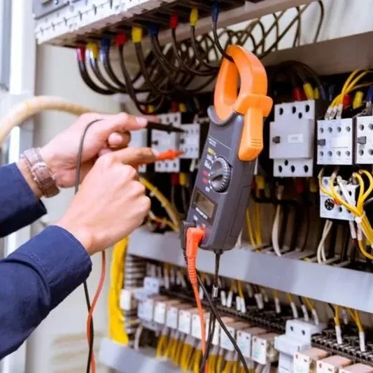 Imagen de un equipo de profesionales trabajando en una instalación eléctrica industrial en Barcelona, asegurando un sistema seguro y eficiente. Expertos en soluciones eléctricas para industrias y polígonos en toda Cataluña.