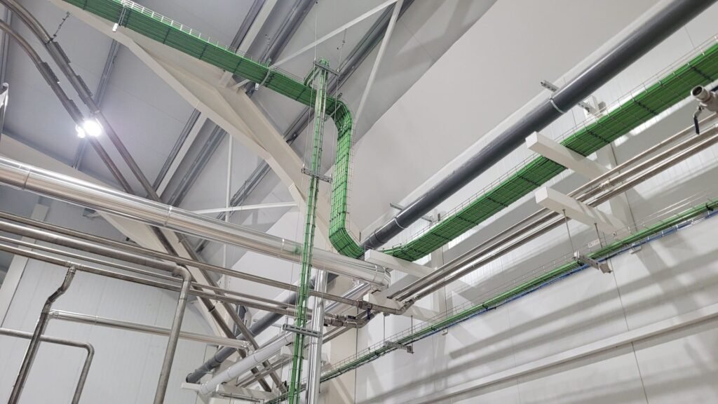 Imagen de un equipo de profesionales trabajando en una instalación eléctrica industrial en Barcelona, asegurando un sistema seguro y eficiente. Expertos en soluciones eléctricas para industrias y polígonos en toda Cataluña.