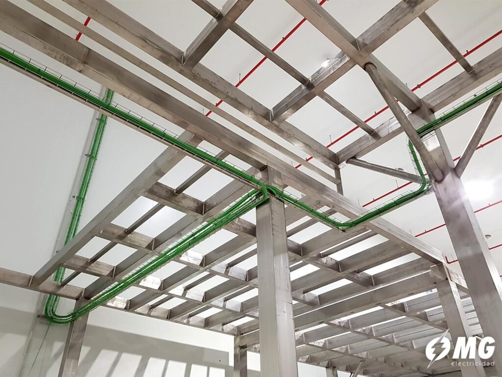 Imagen de un equipo de profesionales trabajando en una instalación eléctrica industrial en Barcelona, asegurando un sistema seguro y eficiente. Expertos en soluciones eléctricas para industrias y polígonos en toda Cataluña.
