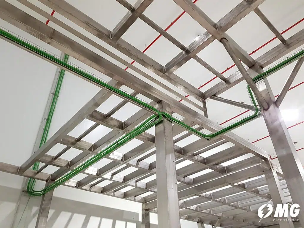 Imagen de un equipo de profesionales trabajando en una instalación eléctrica industrial en Barcelona, asegurando un sistema seguro y eficiente. Expertos en soluciones eléctricas para industrias y polígonos en toda Cataluña.